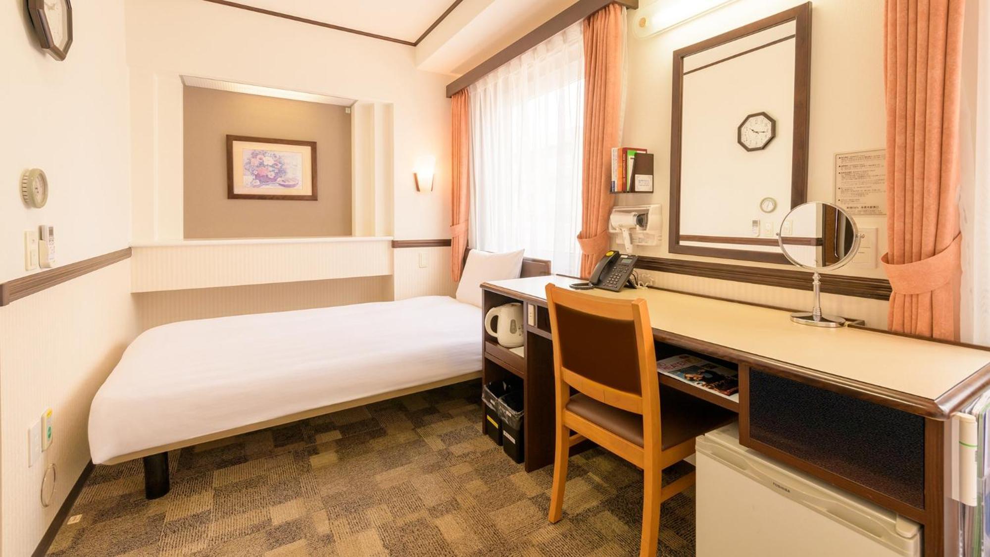 Toyoko Inn Fukushima Eki Nishi Guchi Rum bild