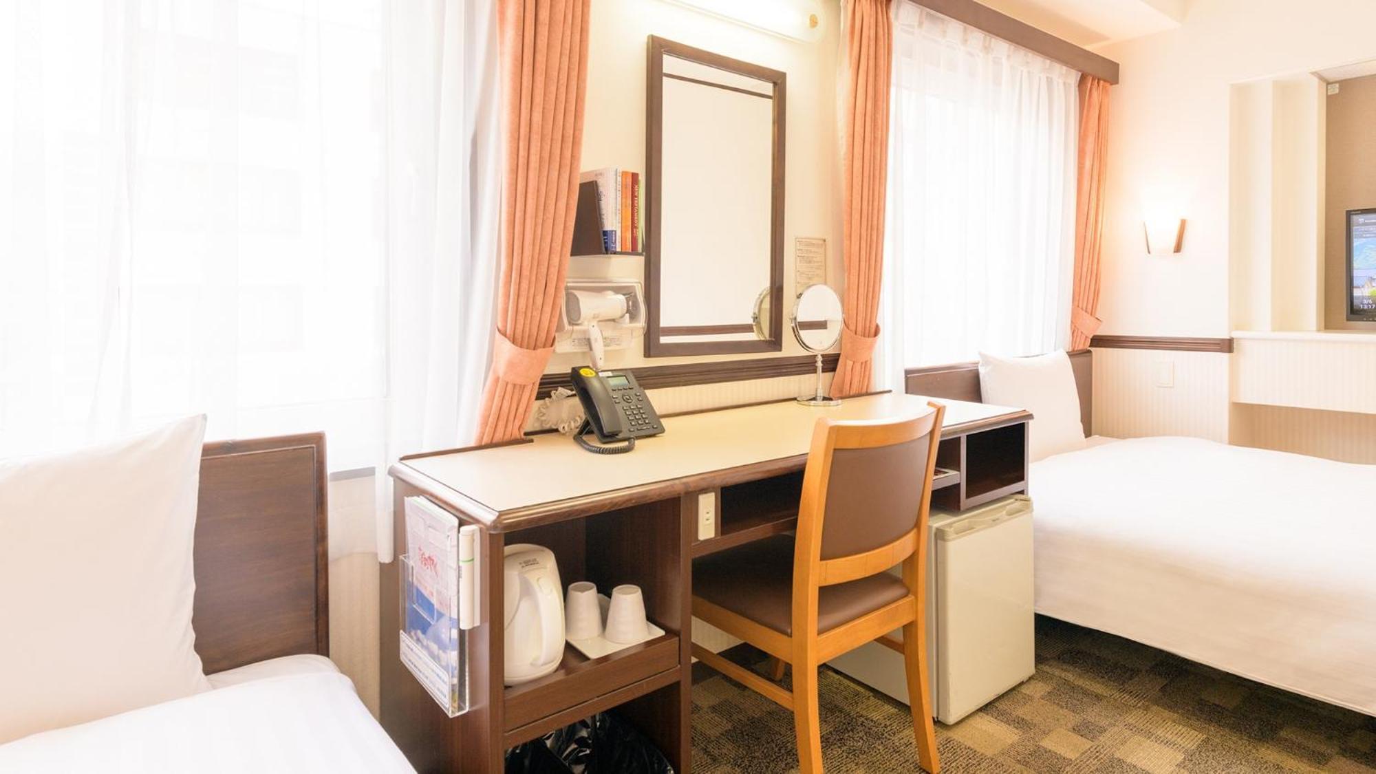 Toyoko Inn Fukushima Eki Nishi Guchi Rum bild